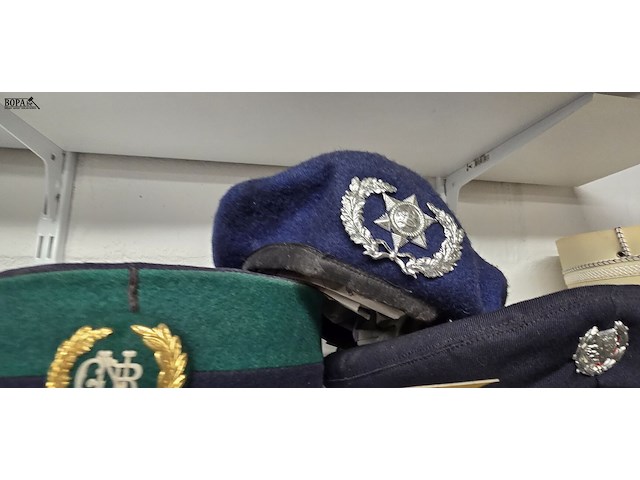 Lot 148 - portugal 2 kepies + 1 barette - afbeelding 3 van  4