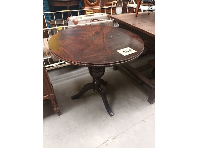 Lot 148 - rond tafeltje - afbeelding 1 van  5