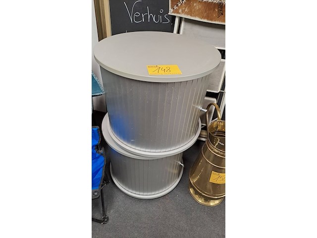 Lot 148 - ronde grijze nachttafels met schuifdeur - afbeelding 1 van  2