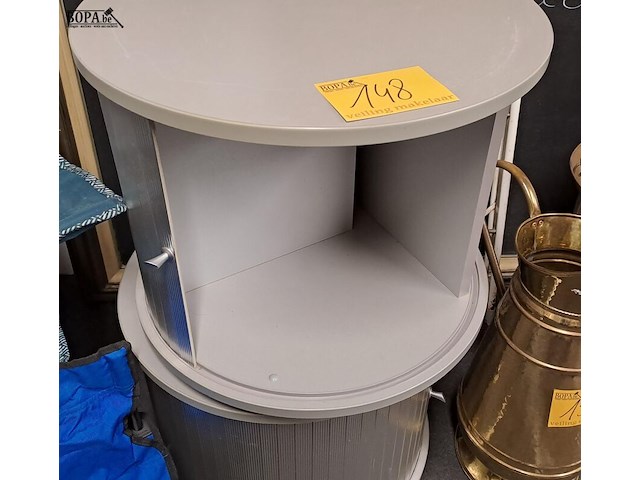 Lot 148 - ronde grijze nachttafels met schuifdeur - afbeelding 2 van  2