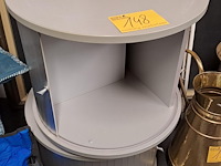 Lot 148 - ronde grijze nachttafels met schuifdeur - afbeelding 2 van  2