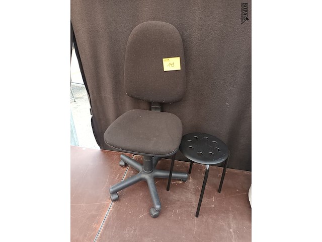 Lot 149 - bureaustoel en krukje - afbeelding 1 van  3