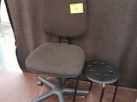 Lot 149 - bureaustoel en krukje - afbeelding 1 van  3