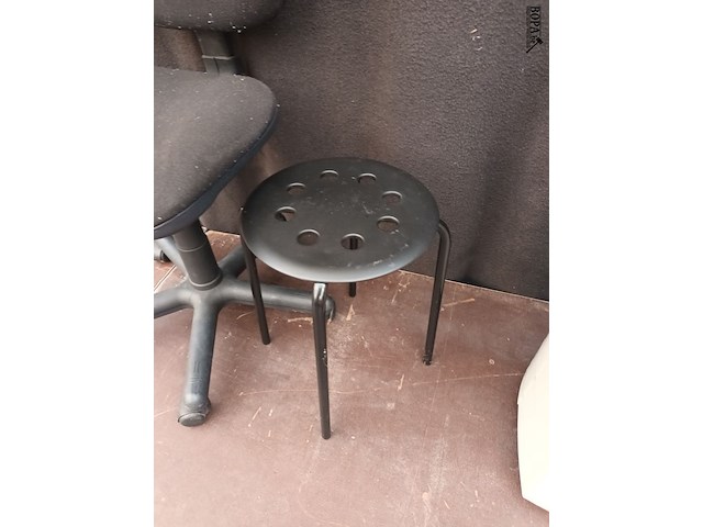 Lot 149 - bureaustoel en krukje - afbeelding 2 van  3