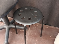 Lot 149 - bureaustoel en krukje - afbeelding 2 van  3