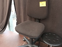 Lot 149 - bureaustoel en krukje - afbeelding 3 van  3