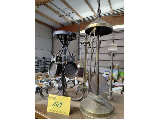 Lot 149 - haardset koper en smeedijzer - afbeelding 1 van  4