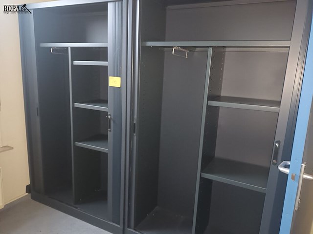 Lot 149 - hoge roldeurkast. 3 stuks - afbeelding 1 van  2