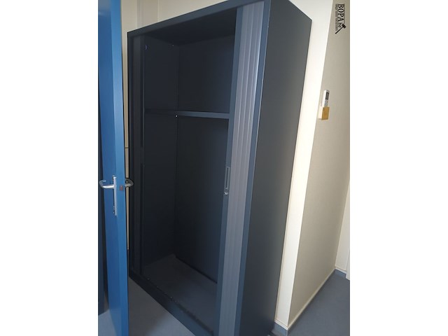 Lot 149 - hoge roldeurkast. 3 stuks - afbeelding 2 van  2