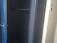 Lot 149 - hoge roldeurkast. 3 stuks - afbeelding 2 van  2