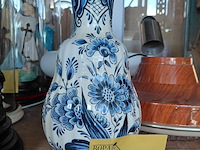 Lot 149 - keramische artistieke vaas blauw wit - afbeelding 1 van  3