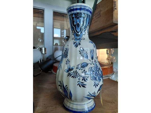 Lot 149 - keramische artistieke vaas blauw wit - afbeelding 2 van  3