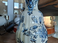 Lot 149 - keramische artistieke vaas blauw wit - afbeelding 2 van  3