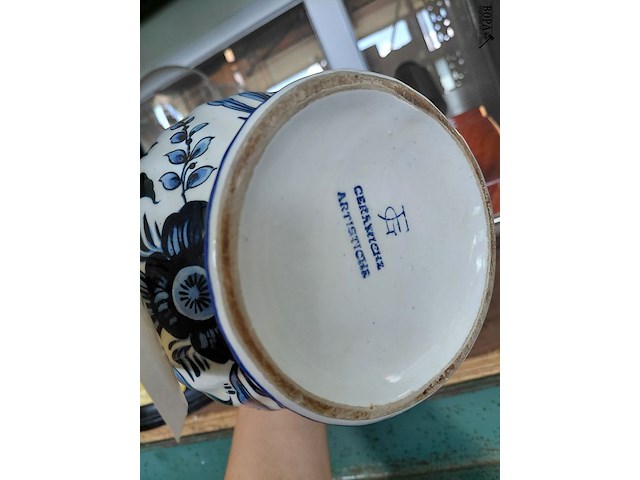 Lot 149 - keramische artistieke vaas blauw wit - afbeelding 3 van  3