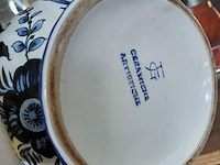 Lot 149 - keramische artistieke vaas blauw wit - afbeelding 3 van  3