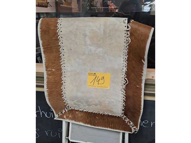 Lot 149 - koevel 90 x 46 cm - afbeelding 1 van  2