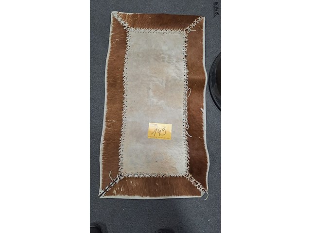 Lot 149 - koevel 90 x 46 cm - afbeelding 2 van  2