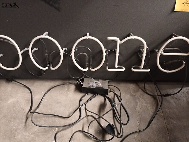 Lot 149 - neon letters boone - afbeelding 2 van  3