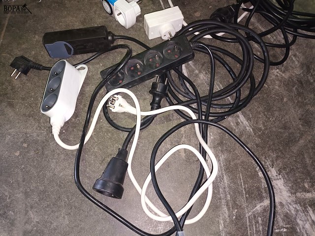 Lot 149 - verlengkabels en verdeelstekkers. 10 stuks - afbeelding 2 van  3