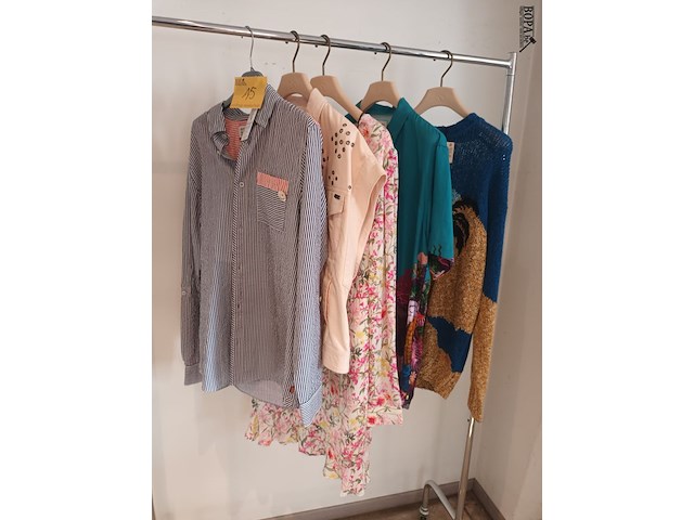 Lot 15 - blouses, kleedje en trui maat s. 5 stuks - afbeelding 1 van  5