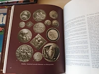 Lot 15 - boek over medailles en oude munten - afbeelding 3 van  4