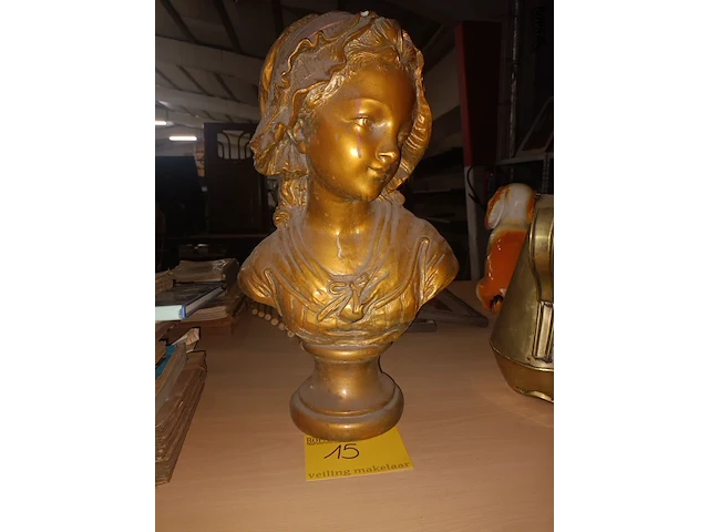 Lot 15 - borstbeeld van meisje - afbeelding 1 van  4