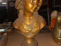 Lot 15 - borstbeeld van meisje