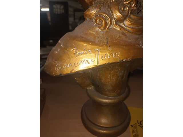 Lot 15 - borstbeeld van meisje - afbeelding 3 van  4