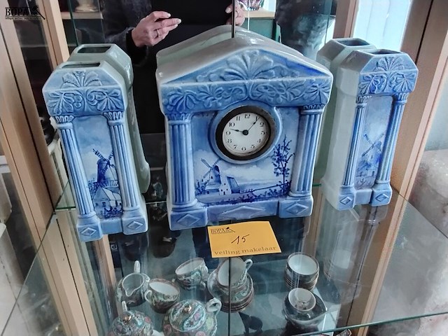 Lot 15 - delfts aardewerken klokkenspel - afbeelding 1 van  4