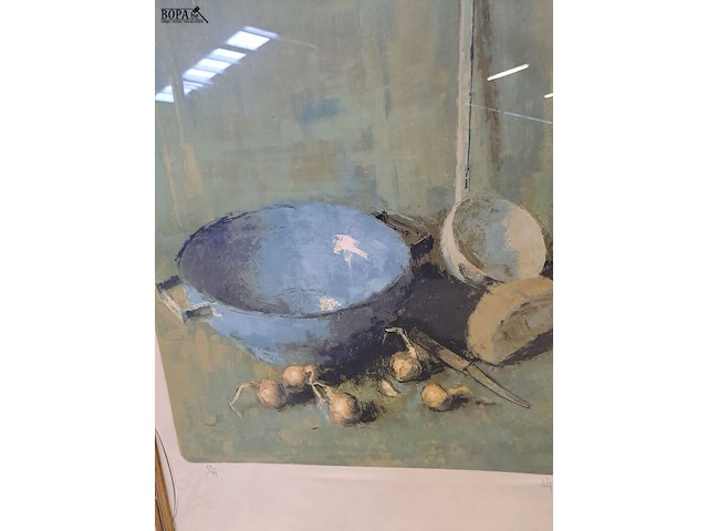 Lot 15 - gesigneerde lithografie 'stilleven met kom en uien' van vict - afbeelding 2 van  3