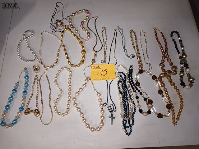 Lot 15 - halskettingen. 24 stuks - afbeelding 1 van  5