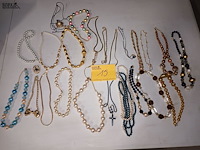 Lot 15 - halskettingen. 24 stuks - afbeelding 1 van  5