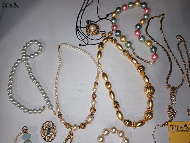 Lot 15 - halskettingen. 24 stuks - afbeelding 4 van  5