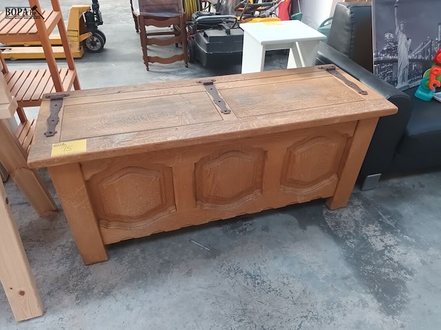 Lot 15 - houten dekenkist - afbeelding 1 van  3