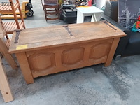 Lot 15 - houten dekenkist