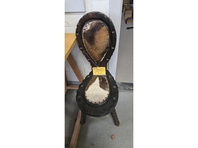 Lot 15 - houten stoeltje bekleed met koeiehuid - afbeelding 1 van  3