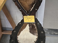 Lot 15 - houten stoeltje bekleed met koeiehuid - afbeelding 1 van  3