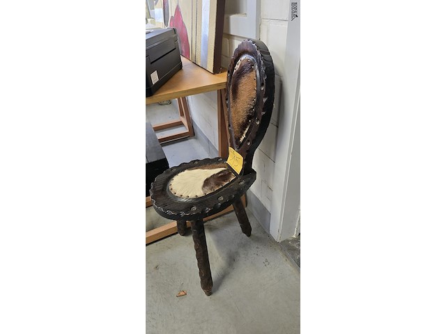 Lot 15 - houten stoeltje bekleed met koeiehuid - afbeelding 2 van  3