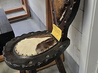 Lot 15 - houten stoeltje bekleed met koeiehuid - afbeelding 2 van  3