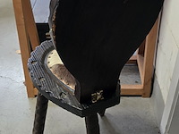 Lot 15 - houten stoeltje bekleed met koeiehuid - afbeelding 3 van  3