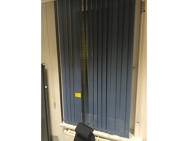 Lot 15 - lamellen gordijn luxaflex. 2 stuks - afbeelding 1 van  5