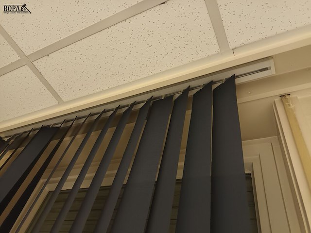 Lot 15 - lamellen gordijn luxaflex. 2 stuks - afbeelding 3 van  5