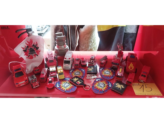 Lot 15 - lot brand- weerspeelgoed en items, ong 28 stuks - afbeelding 1 van  3
