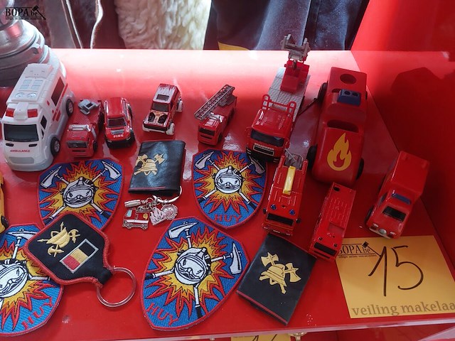 Lot 15 - lot brand- weerspeelgoed en items, ong 28 stuks - afbeelding 3 van  3