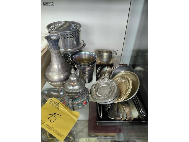 Lot 15 - lot verzameling verzilverde bekers, schaaltjes, bestek, vaas - afbeelding 1 van  5