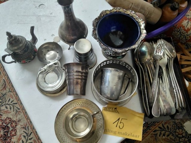 Lot 15 - lot verzameling verzilverde bekers, schaaltjes, bestek, vaas - afbeelding 2 van  5