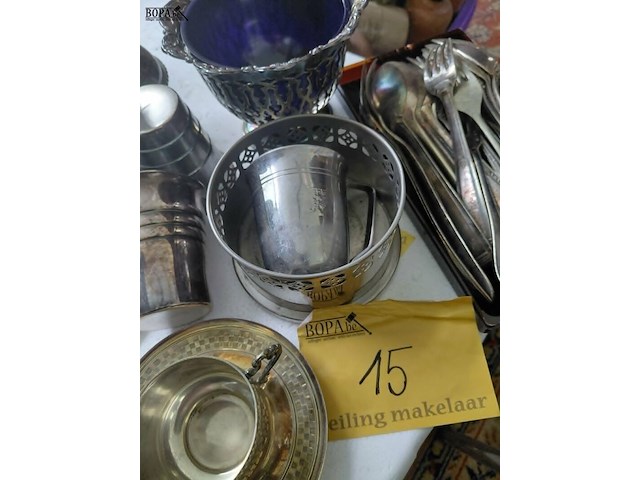 Lot 15 - lot verzameling verzilverde bekers, schaaltjes, bestek, vaas - afbeelding 4 van  5