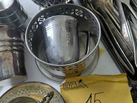 Lot 15 - lot verzameling verzilverde bekers, schaaltjes, bestek, vaas - afbeelding 4 van  5