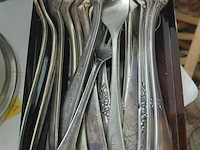 Lot 15 - lot verzameling verzilverde bekers, schaaltjes, bestek, vaas - afbeelding 5 van  5