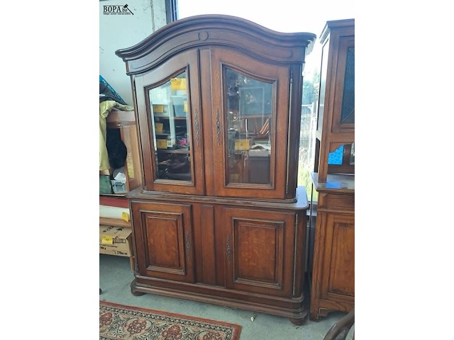 Lot 15 - masieve rustieke eikenhouten kast met glazen deuren - afbeelding 1 van  5